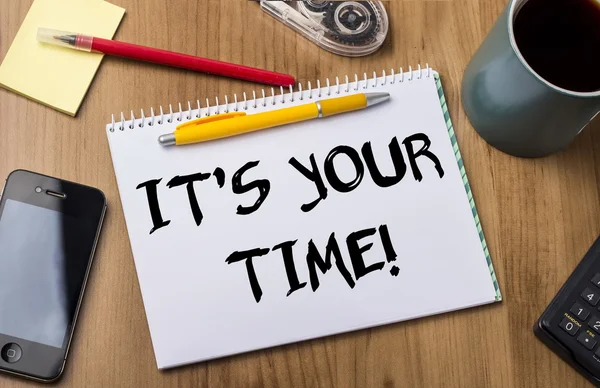Es ist Ihre Zeit! - Notizblock mit Text auf Holztisch — Stockfoto