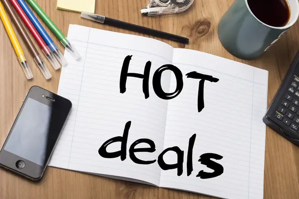 HOT Deals - Almofada de notas com texto na tabela de madeira — Fotografia de Stock