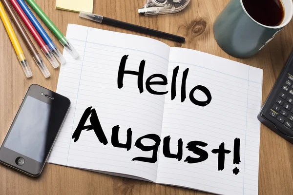 Привет Август! - Блокнот с надписью на деревянном столе — стоковое фото