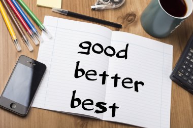 iyi daha iyi - not defteri ile metin üzerinde ahşap tablo