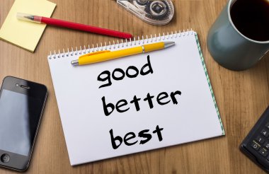 iyi daha iyi - not defteri ile metin üzerinde ahşap tablo