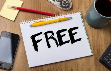 Ücretsiz - ahşap masa üzerinde metin ile Pad Not