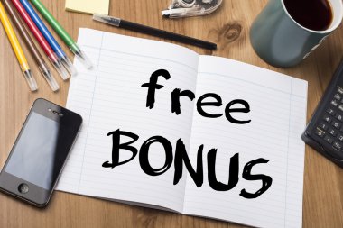 Bonus - Not Defteri ile ahşap masa üzerinde metin ücretsiz