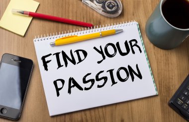 Tutku - Not Defteri ile ahşap masa üzerinde metin bul