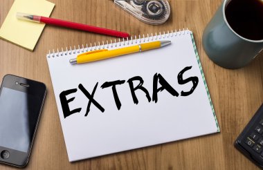 Ekstra - not defteri ile ahşap masa üzerinde metin