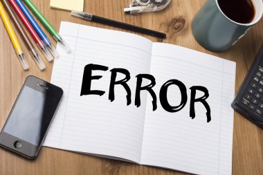 Hata - not defteri ile ahşap masa üzerinde metin