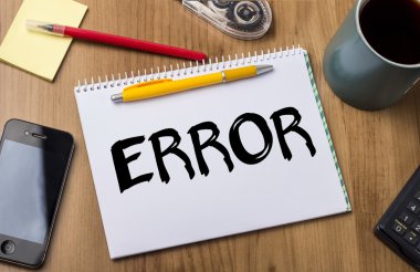 Hata - not defteri ile ahşap masa üzerinde metin