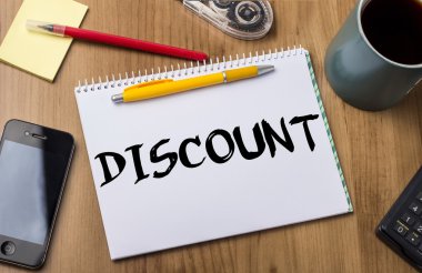 İndirim - ahşap masa üzerinde metin ile Pad Not