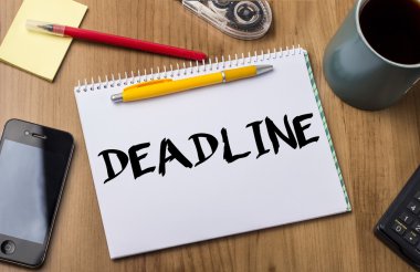 Son Tarih - Not Defteri ile ahşap masa üzerinde metin