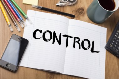 Kontrol - Not Defteri ile ahşap masa üzerinde metin