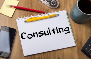 Danışmanlık - Not Defteri ile ahşap masa üzerinde metin