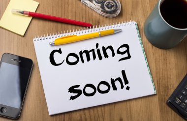 Çok yakında! -Not Defteri ile ahşap masa üzerinde metin