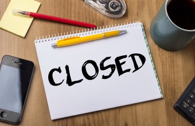 Kapalı - Not Defteri ile ahşap masa üzerinde metin