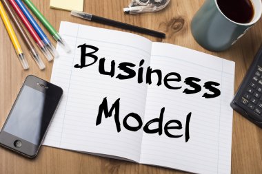 İş modeli - not defteri ile ahşap masa üzerinde metin