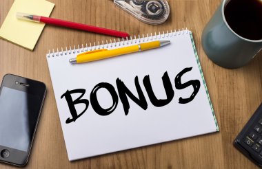 Bonus - Not Defteri ile ahşap masa üzerinde metin
