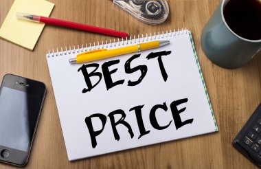 En iyi fiyat - ahşap masa üzerinde metin ile Pad Not