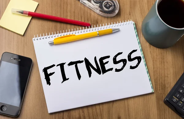 Fitness - Notizblock mit Text auf Holztisch — Stockfoto
