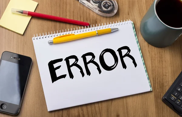 ERROR - Зауваження Pad з текстом на дерев'яному столі — стокове фото