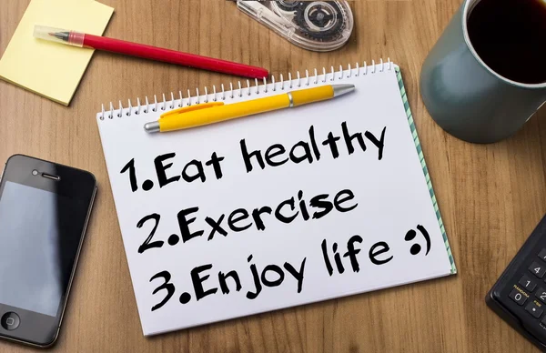 1. Coma sano 2. Ejercicio 3. Disfrutar de la vida:) - Bloc de notas con — Foto de Stock