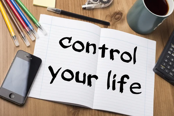 控制你的生活-注意垫与文本上木桌 — 图库照片