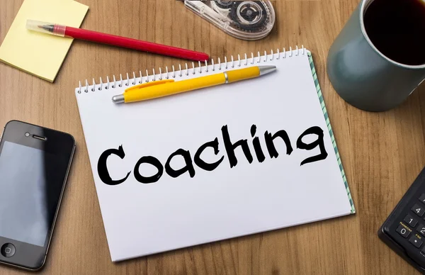 Coaching - notitie Pad met tekst op houten tafel — Stockfoto