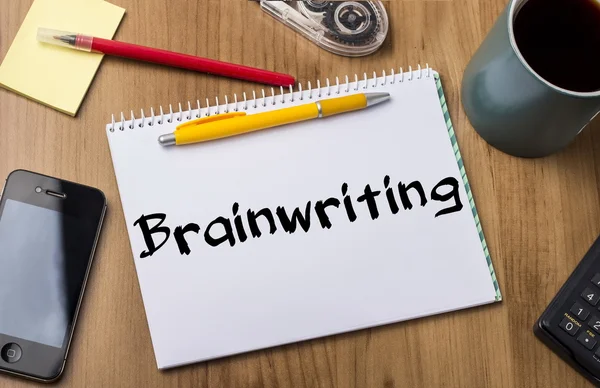 Brainwriting - Almofada de notas com texto na tabela de madeira — Fotografia de Stock