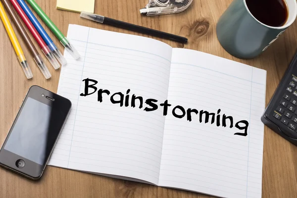 Brainstorming - Notizblock mit Text auf Holztisch — Stockfoto