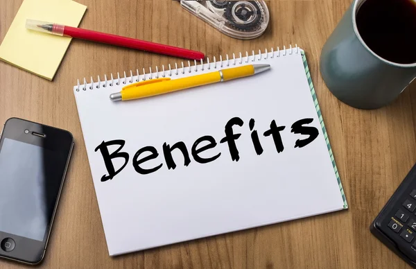 Benefits - Note Pad With Text On Wooden Table — Stock Photo, Image