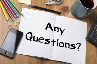 Herhangi bir soru var mı? -Not Defteri ile ahşap masa üzerinde metin