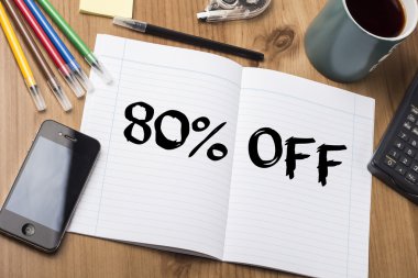 Off - Not Defteri ile metin üzerinde ahşap masa yüzde 80'i