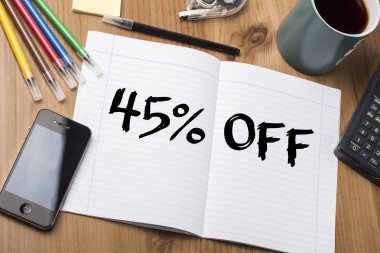 Off - Not Defteri ile metin üzerinde ahşap masa yüzde 45'i