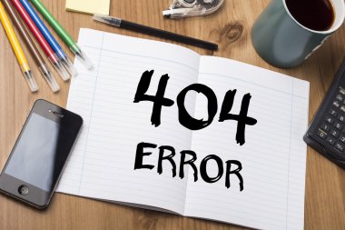 404 hatası! -Not Defteri ile ahşap masa üzerinde metin