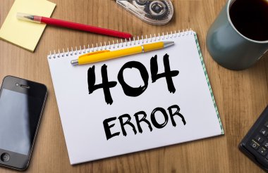 404 hatası! -Not Defteri ile ahşap masa üzerinde metin
