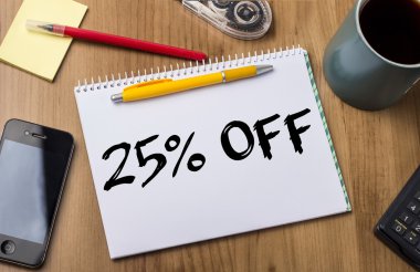 Off - Not Defteri ile metin üzerinde ahşap masa yüzde 25'i