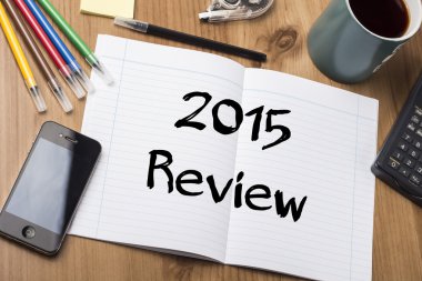 2015 inceleme - Not Defteri ile ahşap masa üzerinde metin