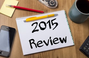 2015 inceleme - Not Defteri ile ahşap masa üzerinde metin