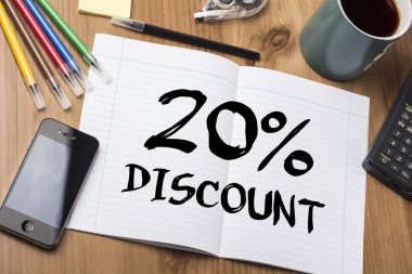 yüzde 20 indirim--Not Pad ile metin üzerinde ahşap tablo