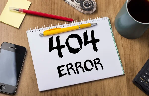 404 ERROR! - Almofada de notas com texto na tabela de madeira — Fotografia de Stock