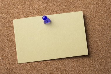 Boş yapışkanlı etiket bulletin board tutturulmuş