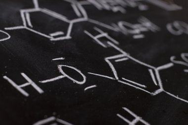 Blackboard - el yazısıyla üzerinde kimyasal formülü