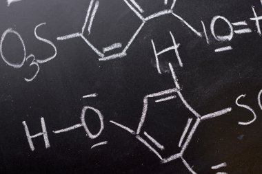 Blackboard - el yazısıyla üzerinde kimyasal formülü