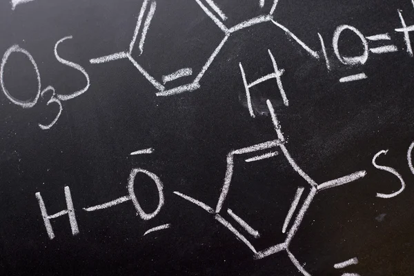 Blackboard - el yazısıyla üzerinde kimyasal formülü