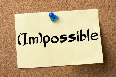 (Im)possible - ilan panosuna sabitlenmiş yapışkan etiket