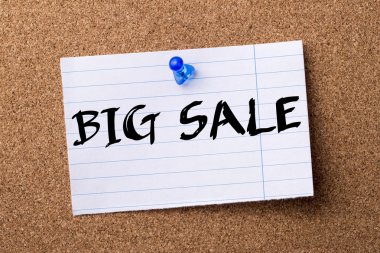 Büyük satış - kalçası not kağıdı bulletin board tutturulmuş.