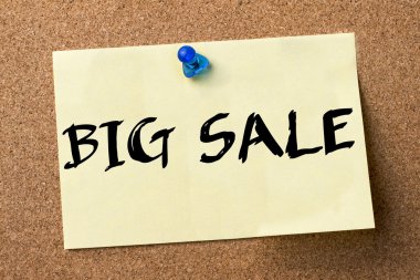 Büyük satış - yapışkanlı etiket bulletin board tutturulmuş.