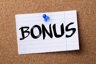 Bonus - kalçası not kağıdı bulletin board tutturulmuş.