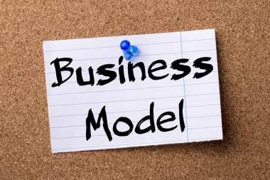 İş modeli - kalçası not kağıdı bulletin board tutturulmuş.