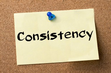 Tutarlılık - yapışkanlı etiket bulletin board tutturulmuş.