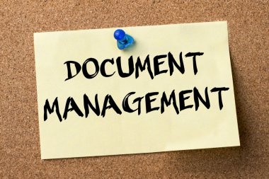 Belge yönetimi - yapışkanlı etiket bulletin board tutturulmuş.