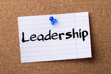 Liderlik - kalçası not kağıdı bulletin board tutturulmuş.